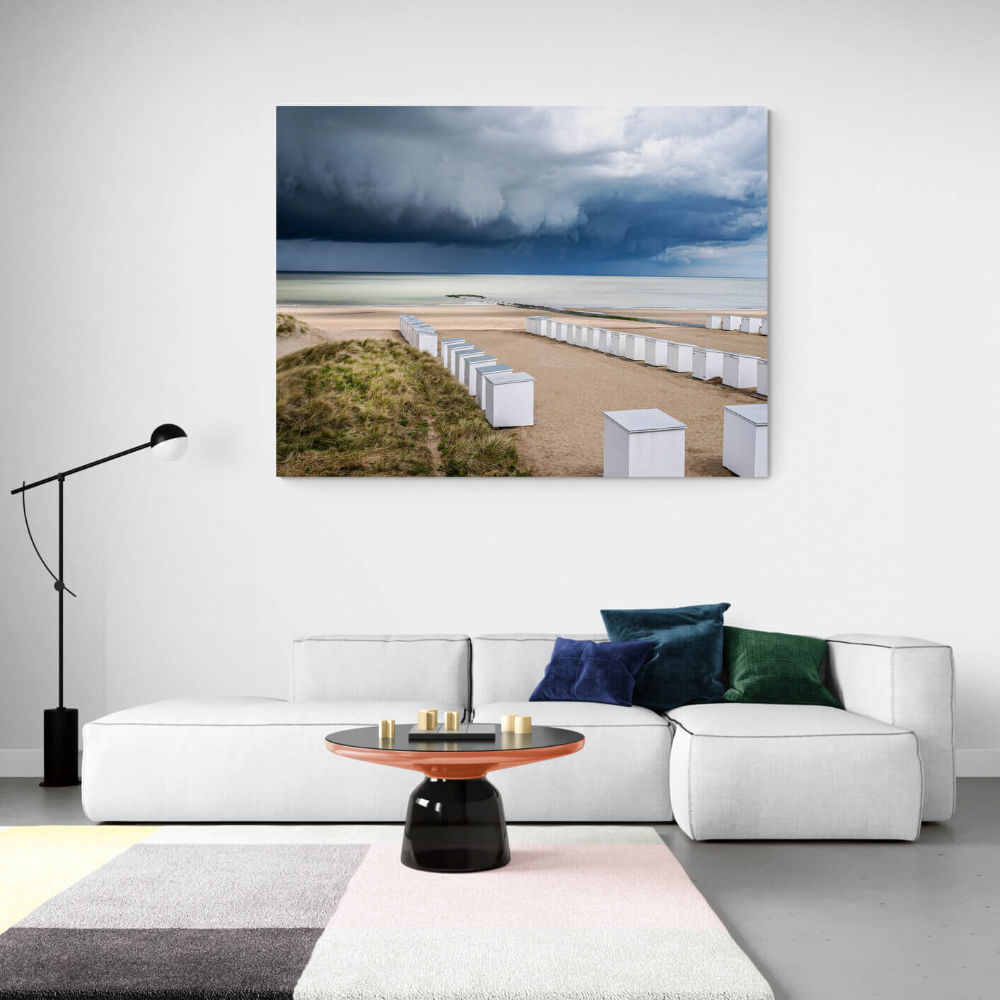 Uitgebreid canvas van strandcabines en dreigende wolken boven Knokke, formaat 180x120cm, in een ruim interieur.