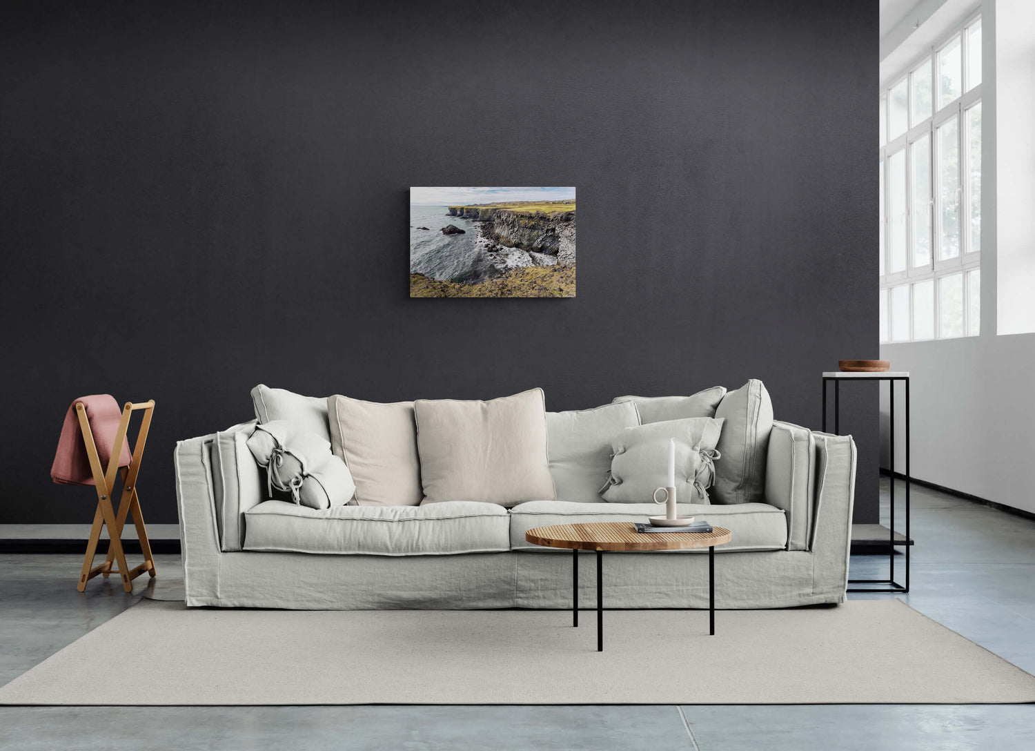 Canvas met IJslandse rotsformaties, formaat 60x40cm, in een minimalistisch interieur.