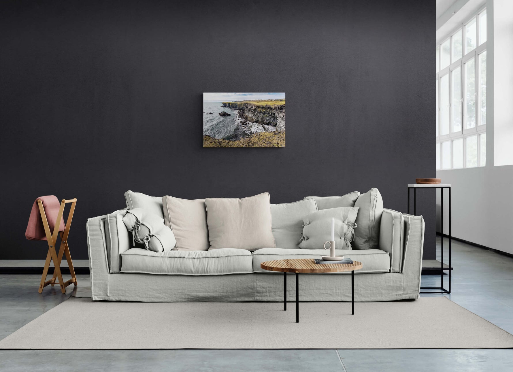 Canvas met IJslandse rotsformaties, formaat 60x40cm, in een minimalistisch interieur.
