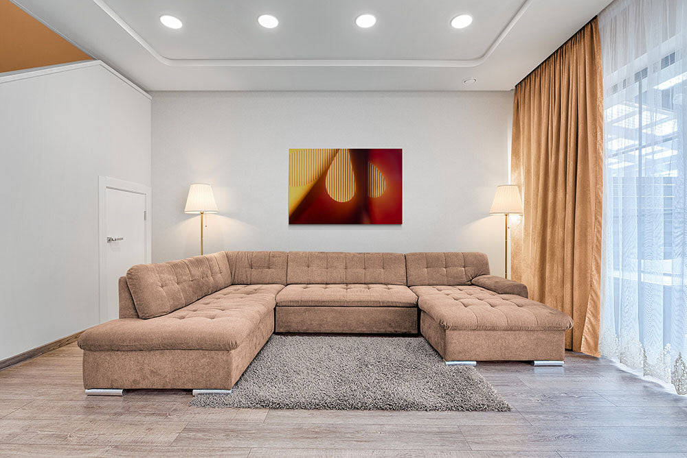 Modern kunstwerk "Chromatische Synergie" met rode en gele tinten, formaat 120x80cm, in een hedendaagse woonruimte.