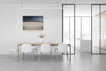Groot canvas van het rustige strand van Knokke met houten paaltjes en zandduinen, formaat 120x80cm, in een elegant interieur.