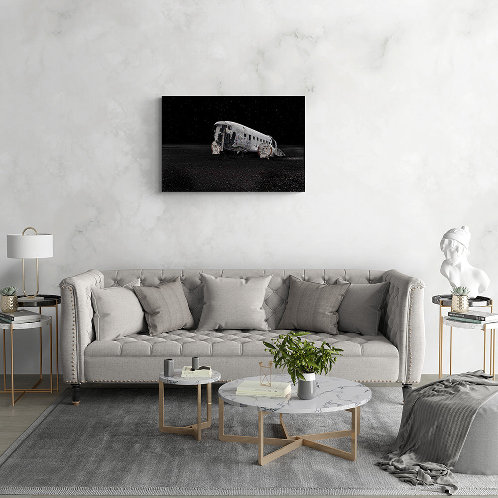 Groot formaat foto van het Dakota DC-3 wrak in IJsland onder de nachtelijke sterren, formaat 90x60cm, als stoer decoratief element.