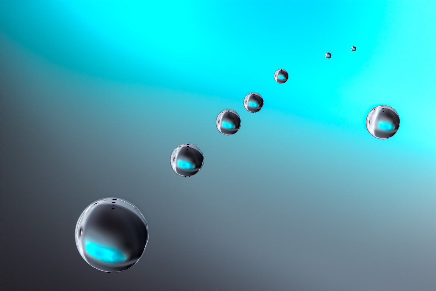 Abstract beeld met reflecterende bollen die lijken te zweven tegen een verloop van grijs naar azuurblauw, met een futuristische uitstraling.