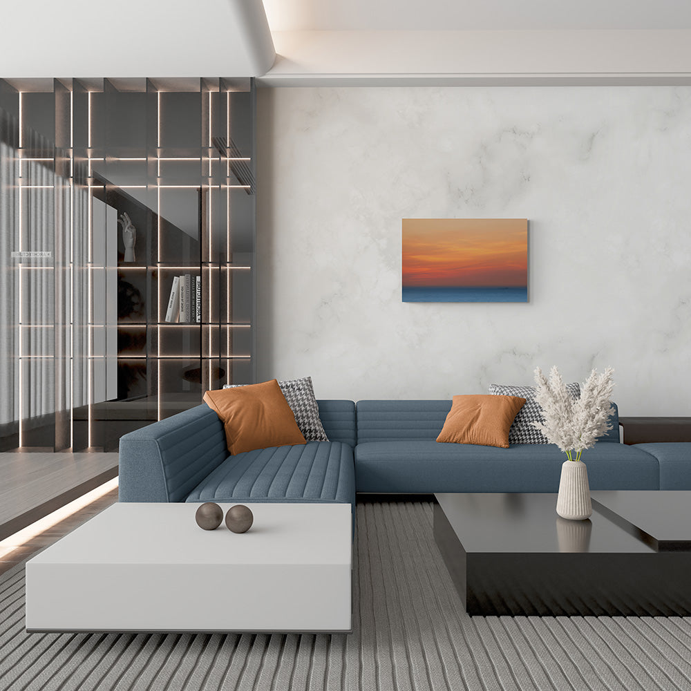 Zacht gekleurde zonsondergang met blauwe en oranje tinten op canvas, formaat 90x60cm, in een elegant interieur.