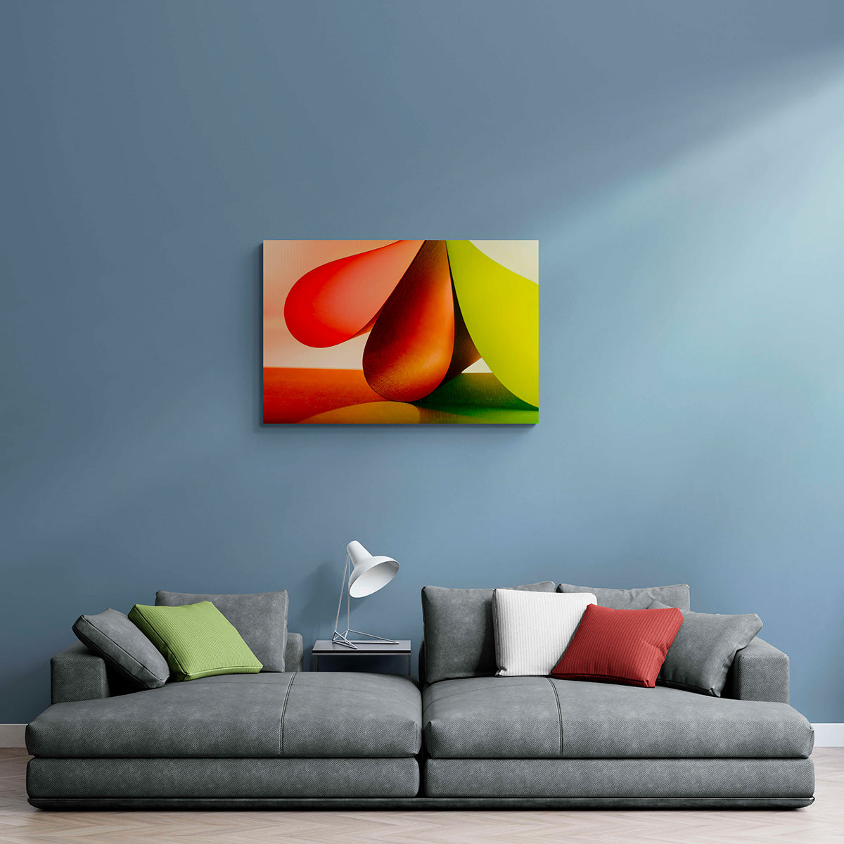 Abstract kunstwerk "Chromatische Synergie 3" in warme rood en gele tinten, formaat 120x80cm, in een stijlvolle woonkamer.