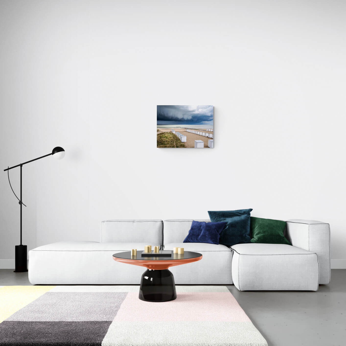 Canvas van dreigende wolken boven het strand van Knokke, formaat 60x40cm, in een modern interieur.
