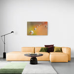 Groot formaat foto van waterdruppels tegen een warme oranje achtergrond, formaat 90x60cm, als stijlvolle wanddecoratie.