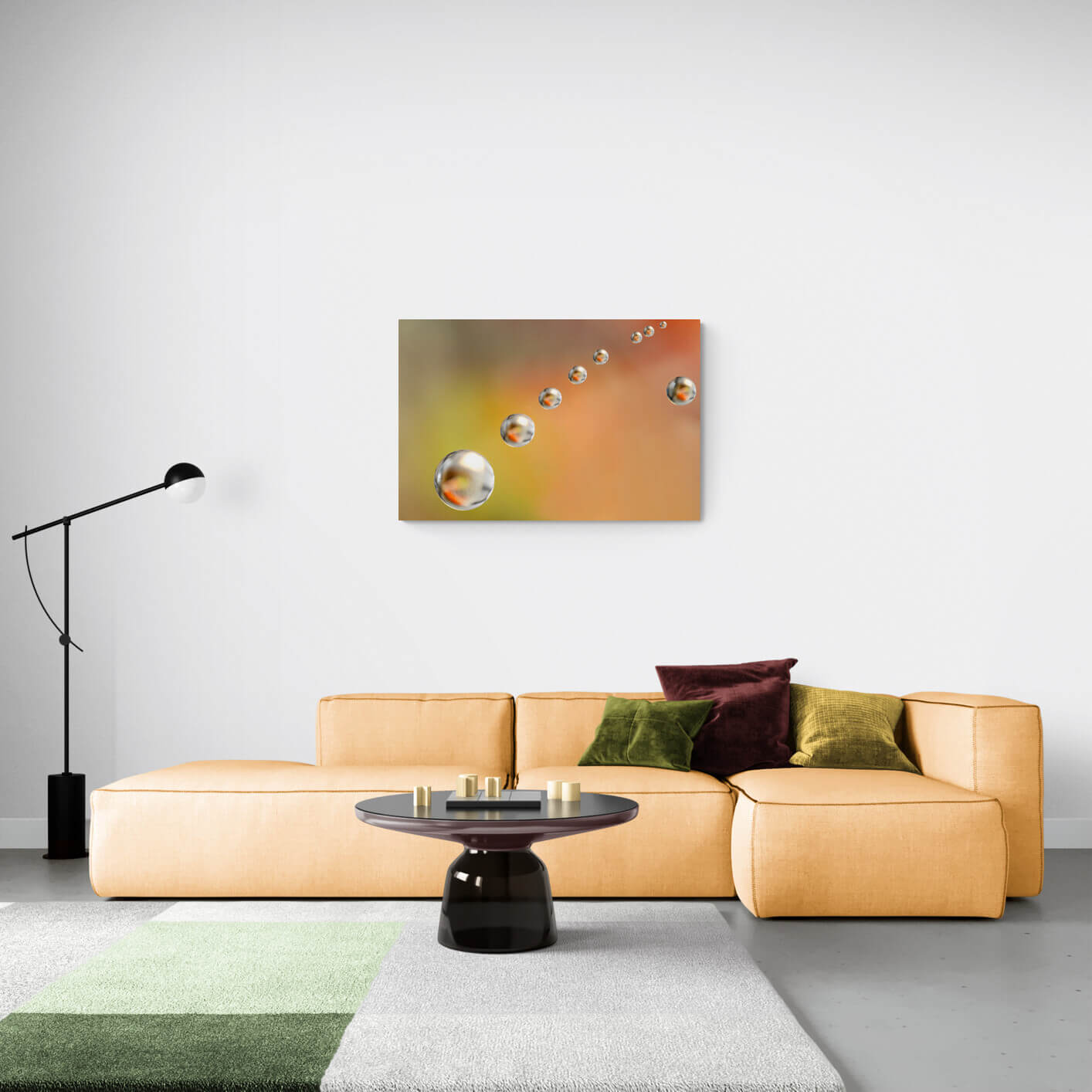 Groot formaat foto van waterdruppels tegen een warme oranje achtergrond, formaat 90x60cm, als stijlvolle wanddecoratie.