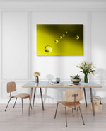 Gedetailleerde foto van zwevende gele bubbels tegen een gele achtergrond, formaat 150x100cm, perfect als pronkstuk in grote ruimtes.