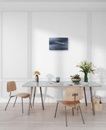 Decoratieve foto van de Lockheed Super Constellation voor Breitex, formaat 60x40cm, met een dramatisch wolkendek.
