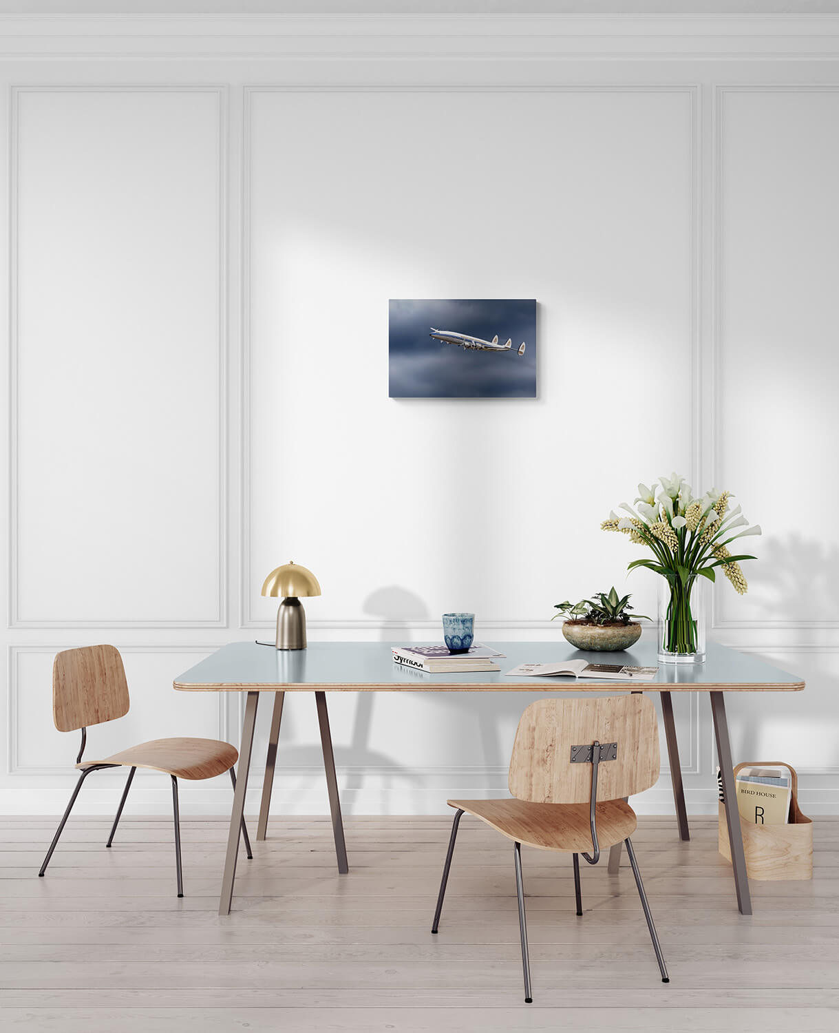 Decoratieve foto van de Lockheed Super Constellation voor Breitex, formaat 60x40cm, met een dramatisch wolkendek.