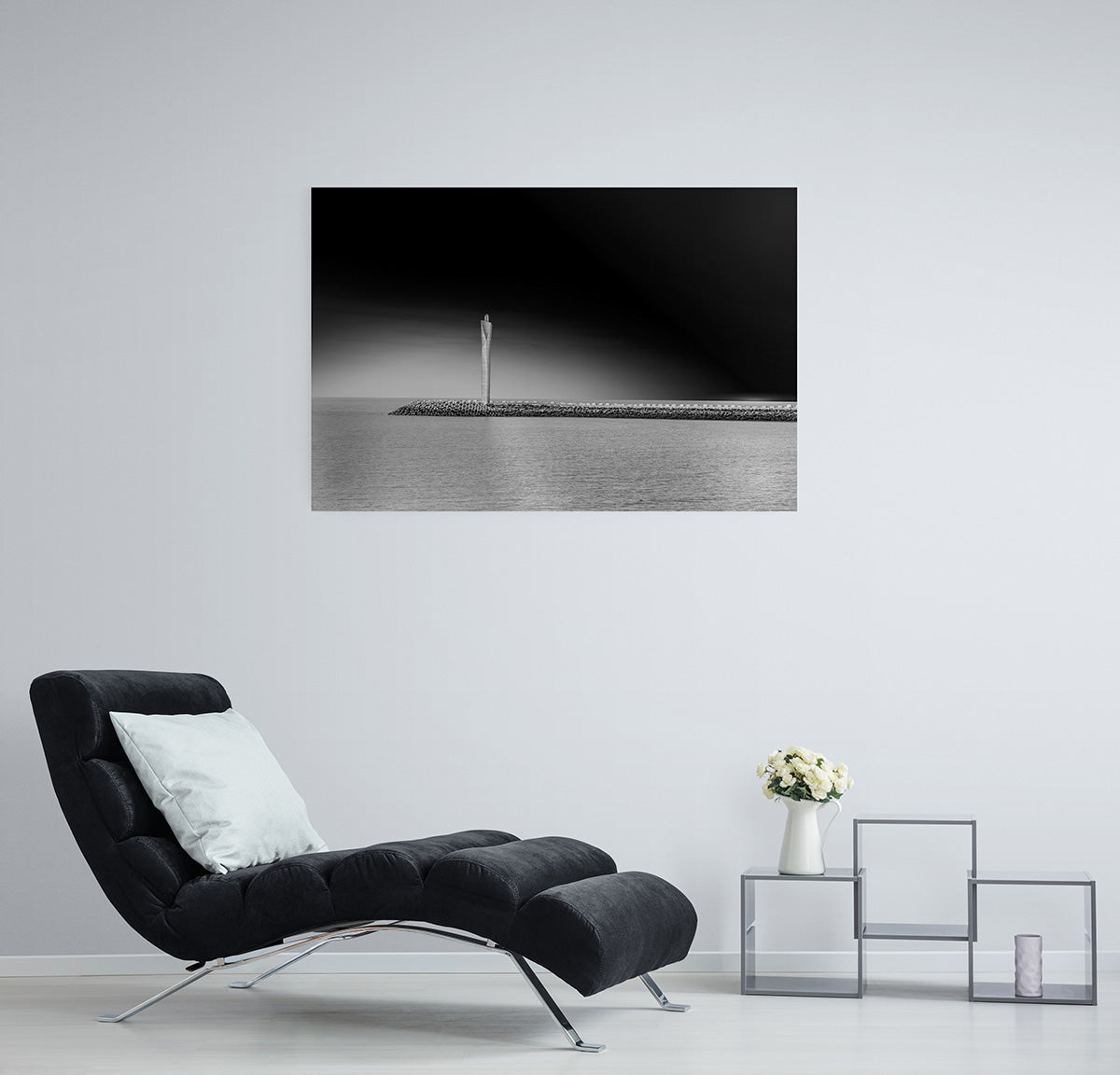 Zwart-wit beeld van de vuurtoren op de pier in Oostende, formaat 150x100cm, perfect als centerpiece in ruime vertrekken.