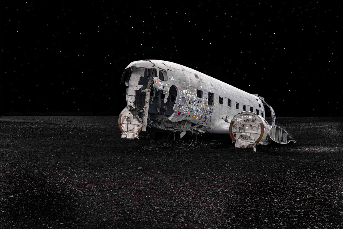Wrak van de Dakota Douglas DC-3 tegen een sterrennacht, liggend op een verlaten strand in IJsland. - Foto Luc Maes