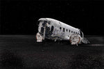 Wrak van de Dakota Douglas DC-3 tegen een sterrennacht, liggend op een verlaten strand in IJsland. - Foto Luc Maes