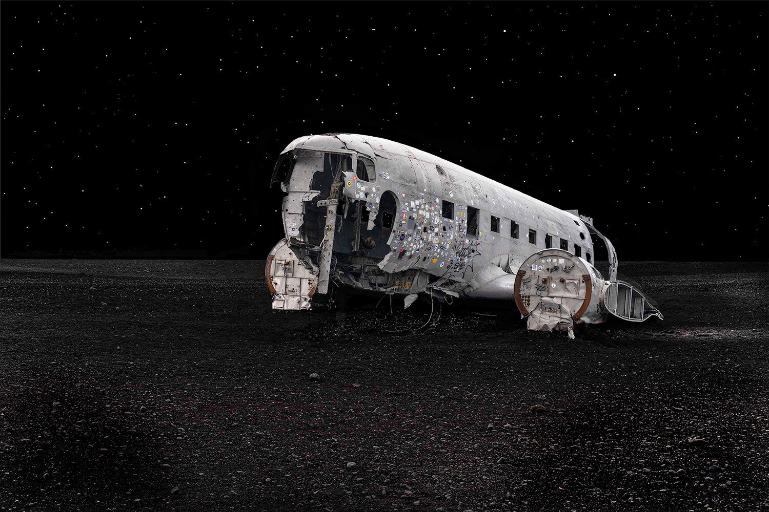 Wrak van de Dakota Douglas DC-3 tegen een sterrennacht, liggend op een verlaten strand in IJsland. - Foto Luc Maes