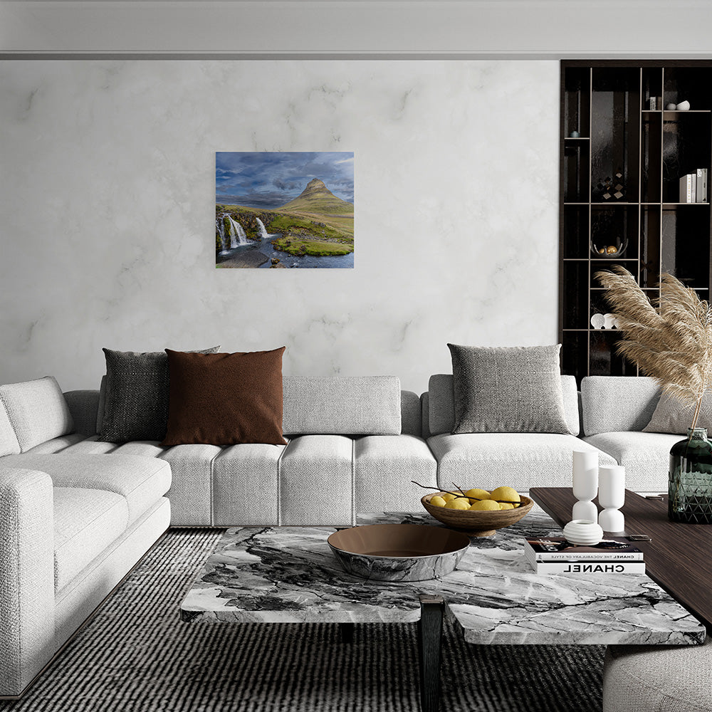 Canvas van Kirkjufell-gebergte met waterval in een IJslands landschap in een stijlvol interieur, formaat 120x80cm.