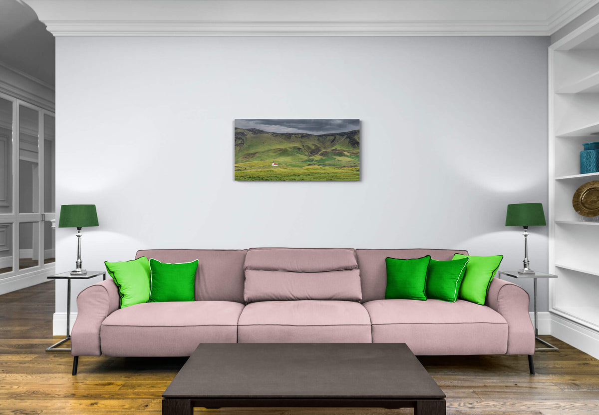 Canvas van kerkje met rood dak in een IJslands landschap in een stijlvol interieur, formaat 90x60cm.