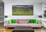 Canvas van kerkje met rood dak in een IJslands landschap in een stijlvol interieur, formaat 180x120cm.