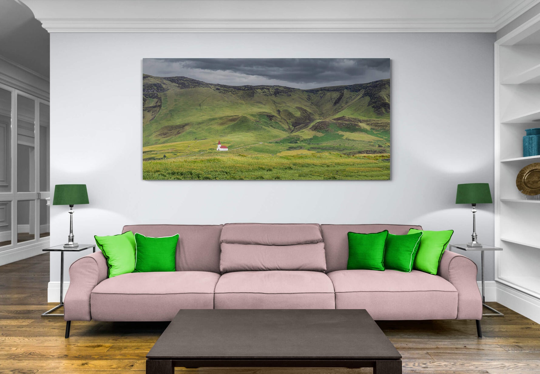 Canvas van kerkje met rood dak in een IJslands landschap in een stijlvol interieur, formaat 180x120cm.