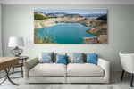 Canvas van het Iznájar Reservoir in Andalusië, Spanje in een stijlvol interieur, formaat 180x120cm.