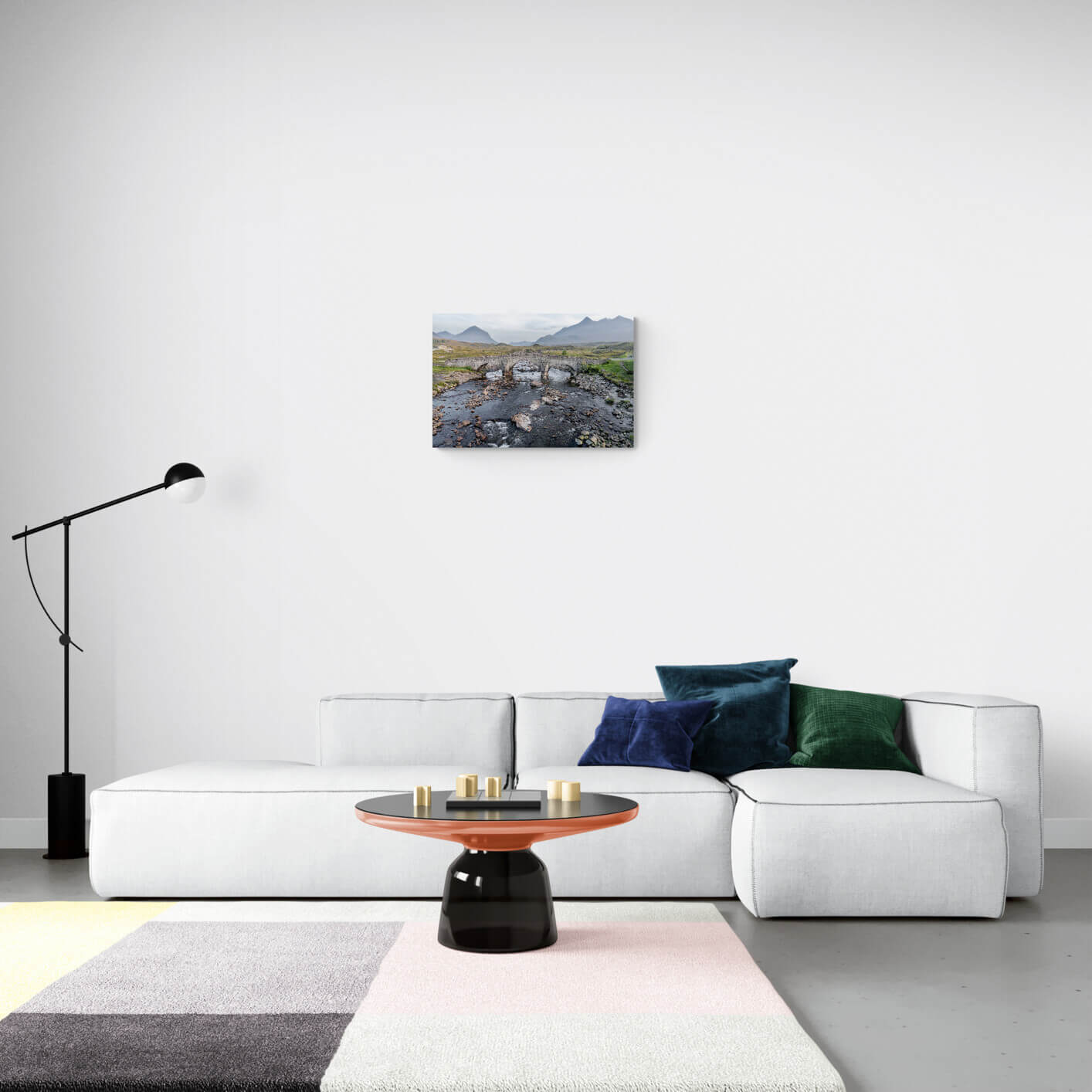 Canvas van Schotse stenen brug over een stroom in een modern interieur, formaat 60x40cm.- Foto Luc Maes