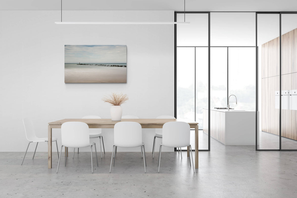 Canvas van golfbreker met standbeeld in Knokke in een modern interieur, formaat 120x80cm.