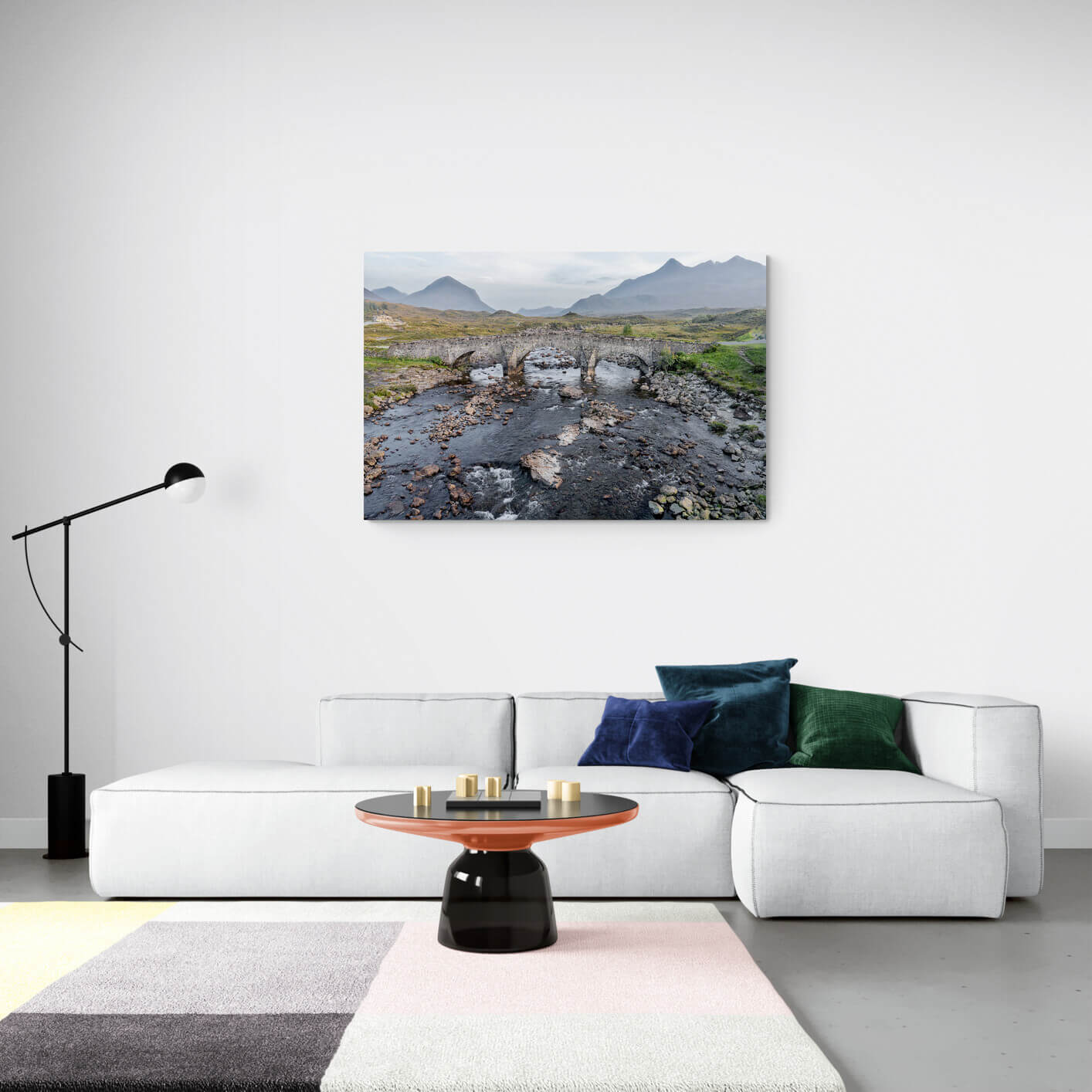 Canvas van Schotse stenen brug over een stroom in een modern interieur, formaat 120x80cm. - Foto Luc Maes