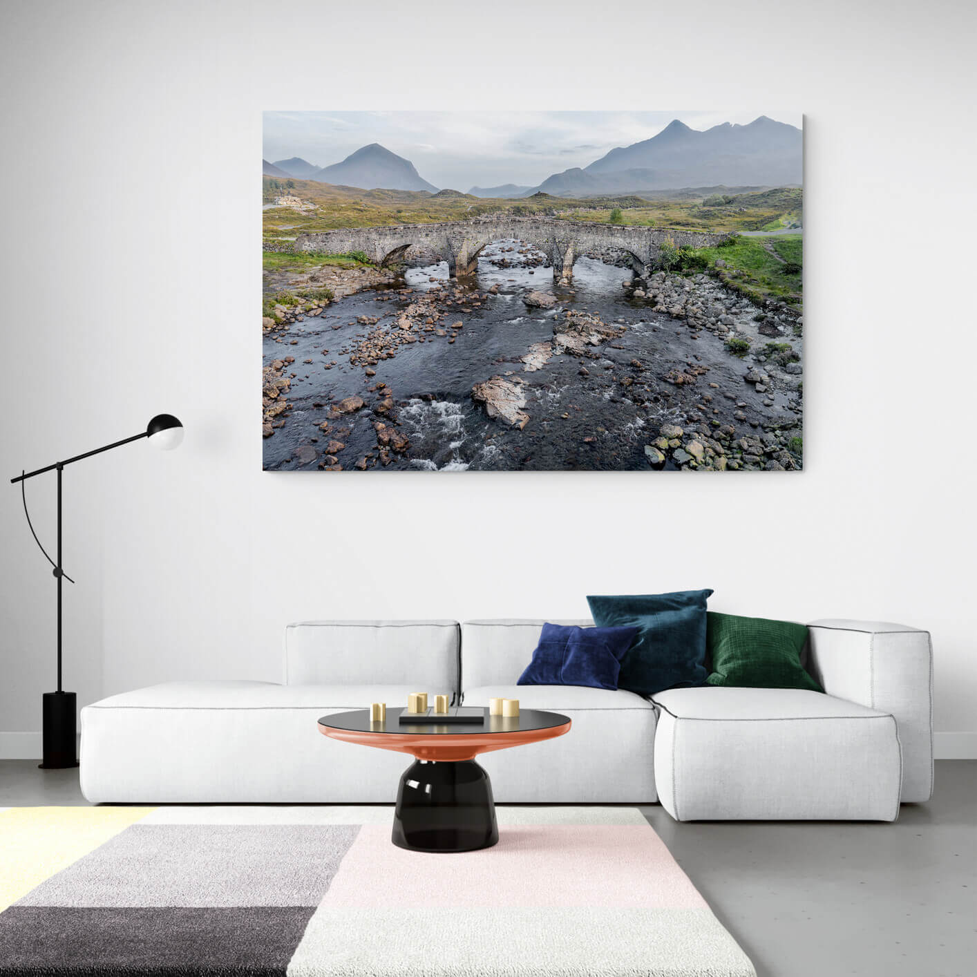 Canvas van Schotse stenen brug over een stroom in een modern interieur, formaat 180x120cm. - Foto Luc Maes
