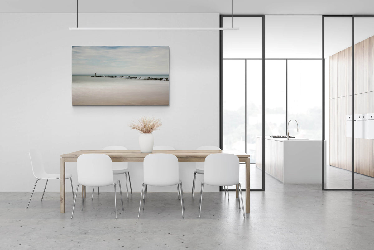 Canvas van golfbreker met standbeeld in Knokke in een modern interieur, formaat 150x100cm.