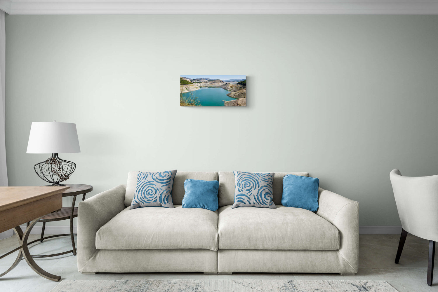 Canvas van het Iznájar Reservoir in Andalusië, Spanje in een stijlvol interieur, formaat 60x40cm.