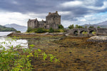 Kasteel Eilean Donan in Schotland, gelegen aan het water, omgeven door de dramatische Schotse landschappen