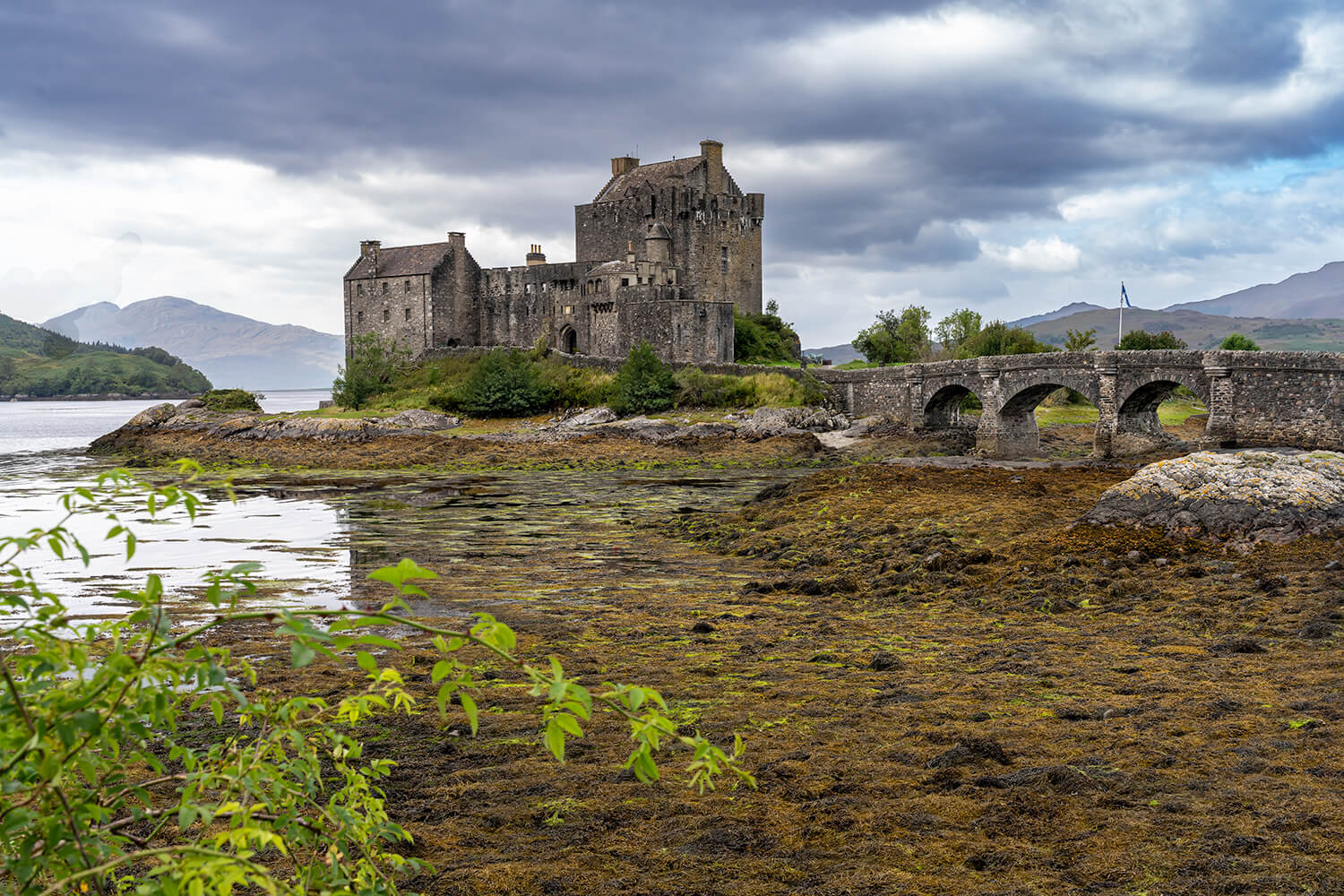 Kasteel Eilean Donan in Schotland, gelegen aan het water, omgeven door de dramatische Schotse landschappen