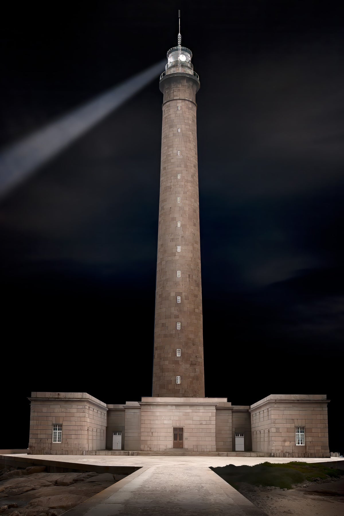 Phare de Gatteville, de iconische vuurtoren in Normandië, Frankrijk, verlicht in de nacht