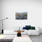 Canvas van Schotse stenen brug over een stroom in een modern interieur, formaat 90x60cm. Foto Luc Maes