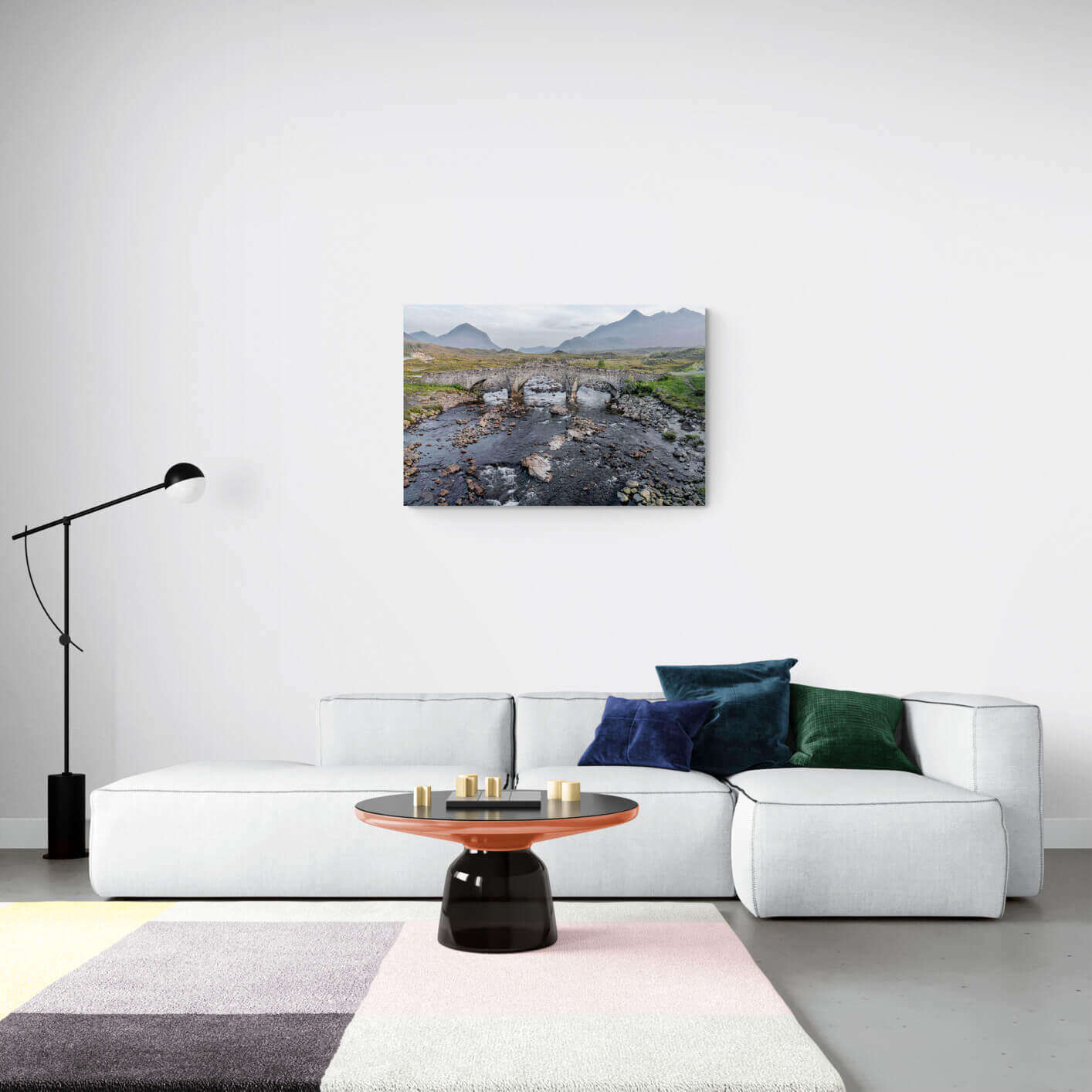 Canvas van Schotse stenen brug over een stroom in een modern interieur, formaat 90x60cm. Foto Luc Maes