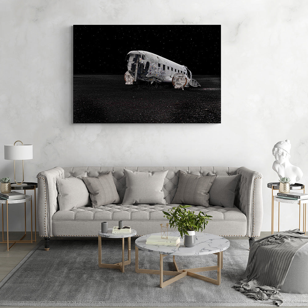  Monumentaal beeld van het verlaten Dakota DC-3 wrak tegen een duistere sterrenhemel, formaat 150x100cm, als blikvanger in een ruim interieur.