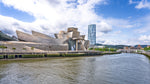 Detail van de unieke, moderne architectuur van het Guggenheim Museum in Bilbao.