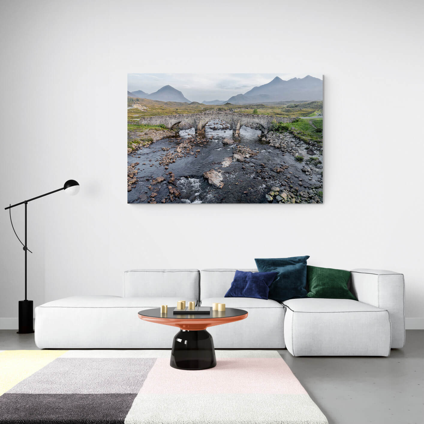 Canvas van Schotse stenen brug over een stroom in een modern interieur, formaat 150x100cm. - Foto Luc Maes