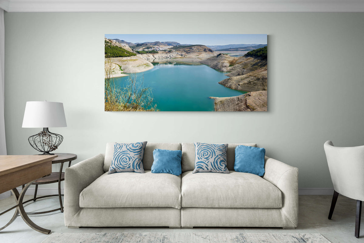Canvas van het Iznájar Reservoir in Andalusië, Spanje in een stijlvol interieur, formaat 150x100cm.