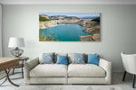 Canvas van het Iznájar Reservoir in Andalusië, Spanje in een stijlvol interieur, formaat 150x100cm.