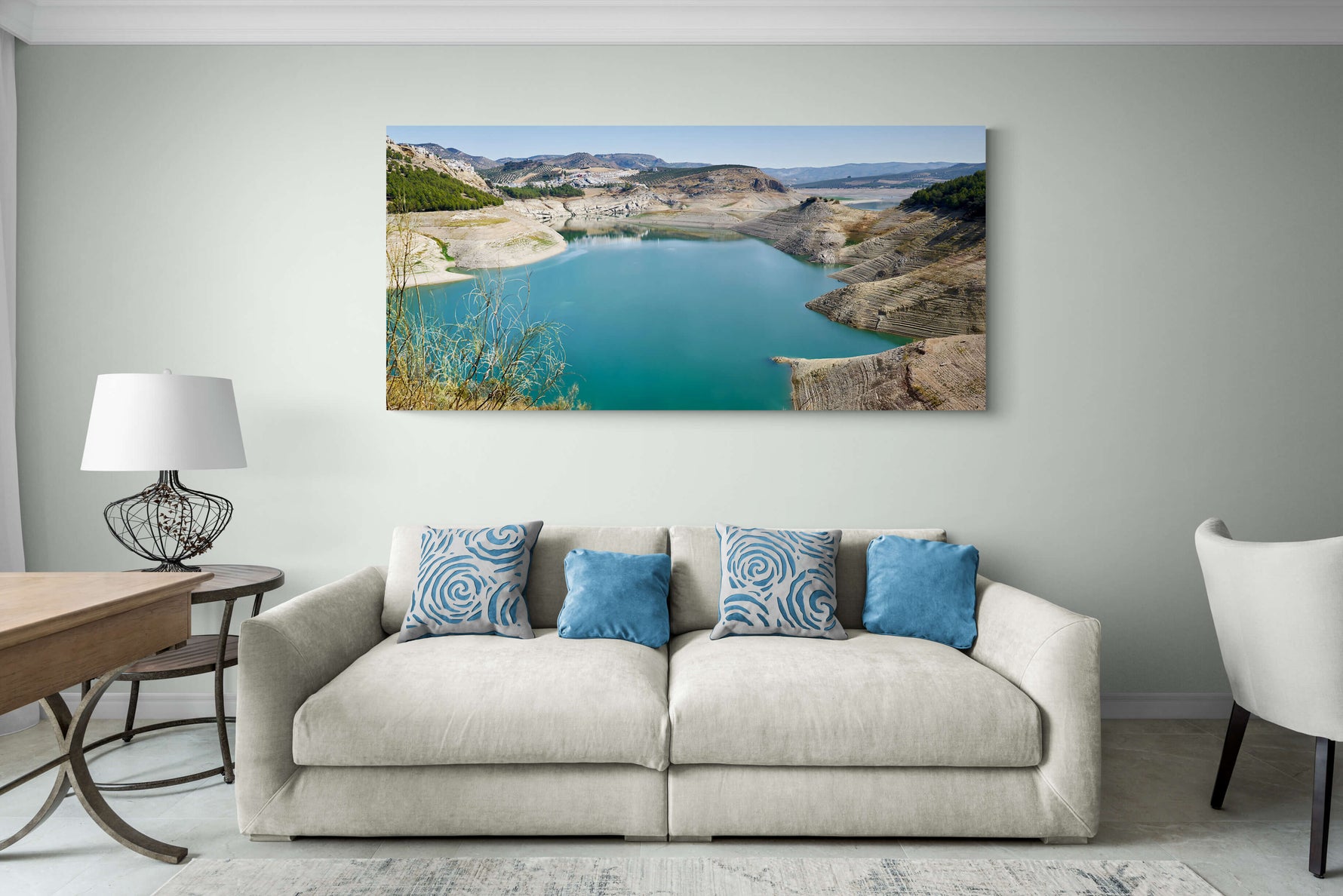 Canvas van het Iznájar Reservoir in Andalusië, Spanje in een stijlvol interieur, formaat 150x100cm.