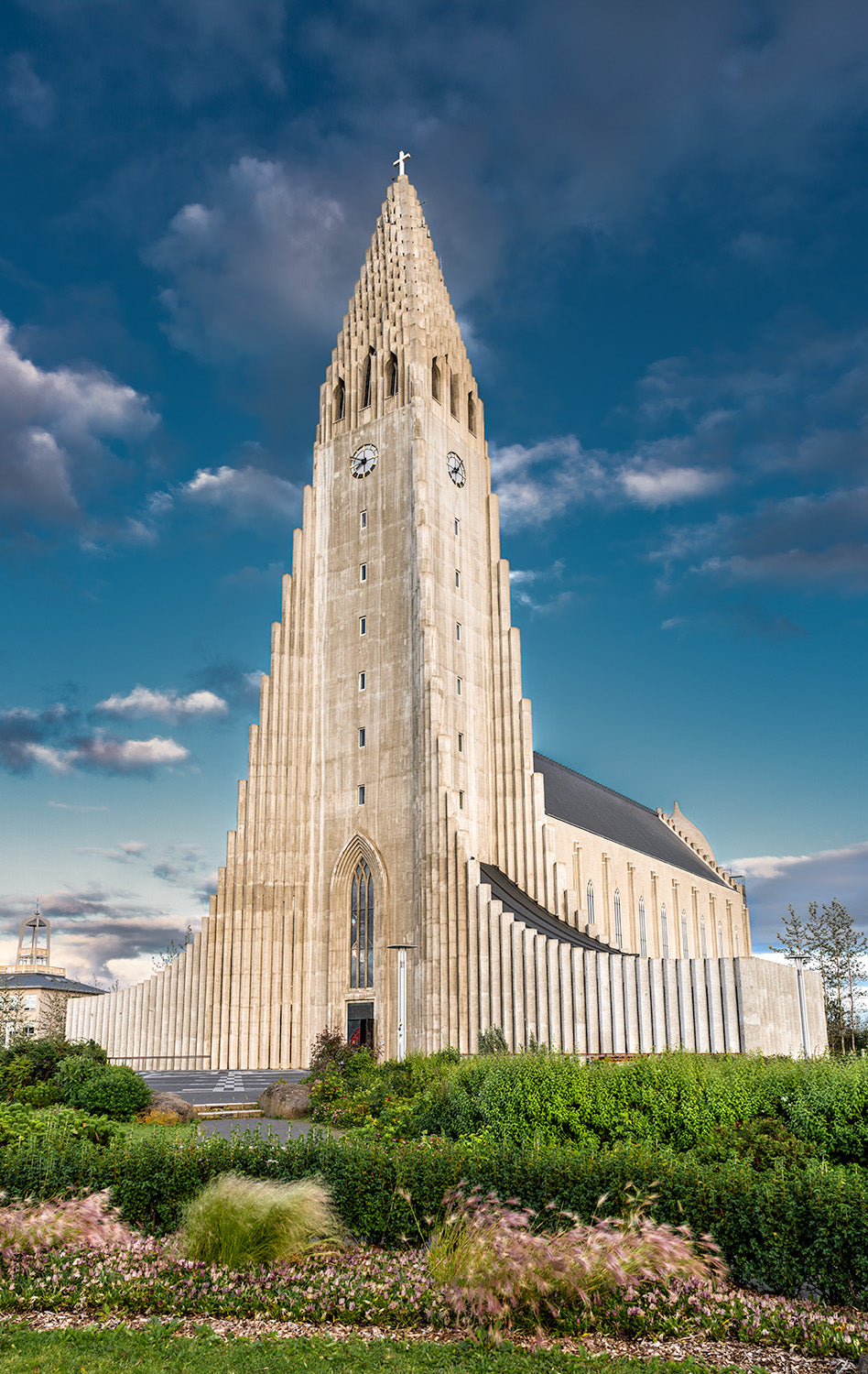 De Hallgrímskirkja in Reykjavik, IJsland, bij daglicht, met een strak blauwe lucht op de achtergrond.