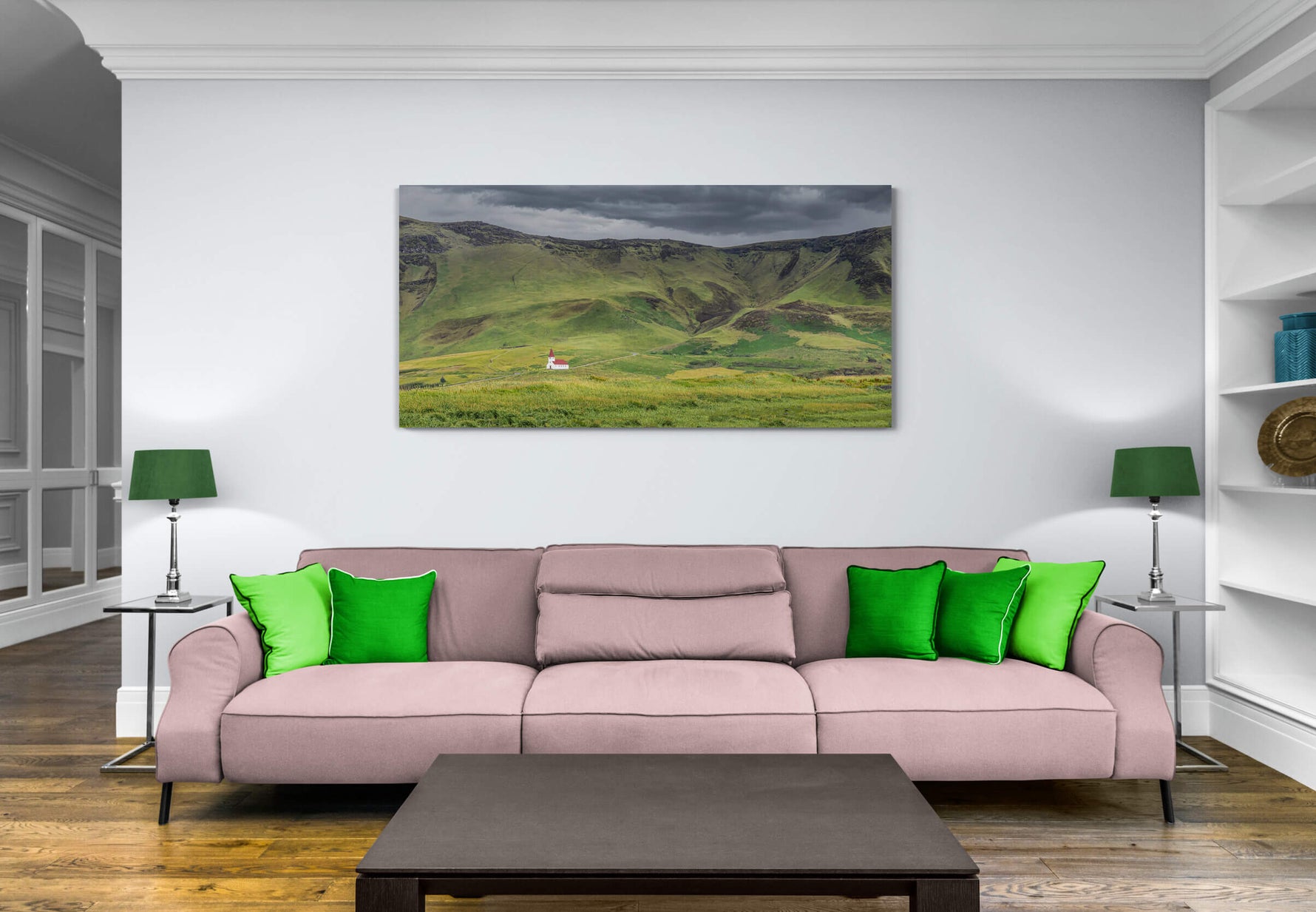 Canvas van kerkje met rood dak in een IJslands landschap in een stijlvol interieur, formaat 150x100cm.