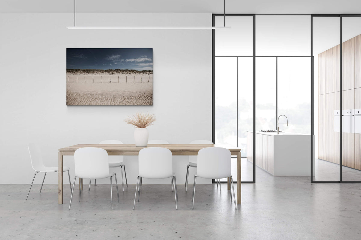 root formaat canvas van het strand in Knokke met paaltjes en zandduinen, formaat 150x100cm, in een stijlvol interieur.