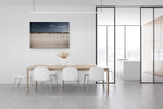root formaat canvas van het strand in Knokke met paaltjes en zandduinen, formaat 150x100cm, in een stijlvol interieur.