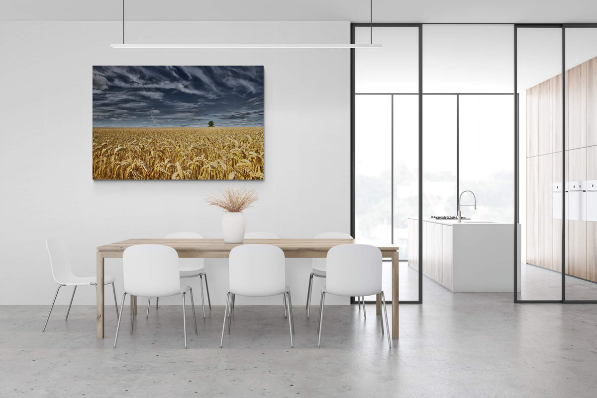 Uitgebreid canvas van de Tumulus van Bortombe in een weids graanveld, formaat 180x120cm, in een ruim interieur.