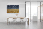Uitgebreid canvas van de Tumulus van Bortombe in een weids graanveld, formaat 180x120cm, in een ruim interieur.
