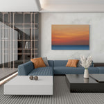 Groot formaat canvas van een zonsondergang in blauw en oranje, formaat 180x120cm, in een minimalistisch interieur. Foto Luc Maes