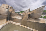 Het Guggenheim Museum in Bilbao, Spanje, met zijn moderne architectuur en unieke vormgeving - Foto Luc Maes
