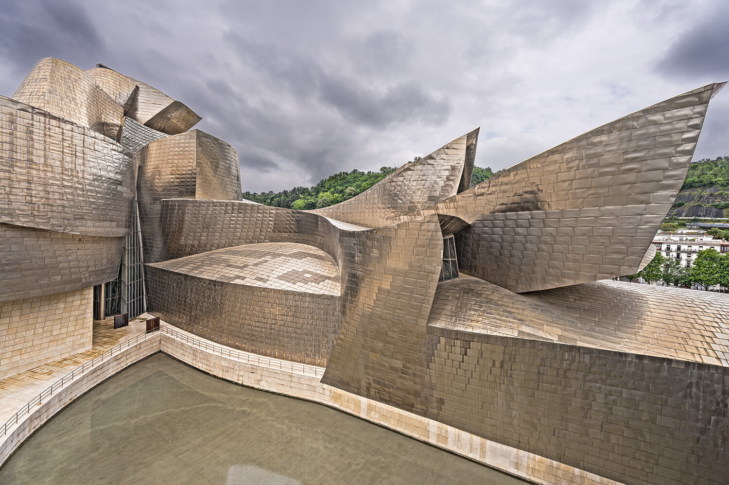 Het Guggenheim Museum in Bilbao, Spanje, met zijn moderne architectuur en unieke vormgeving - Foto Luc Maes